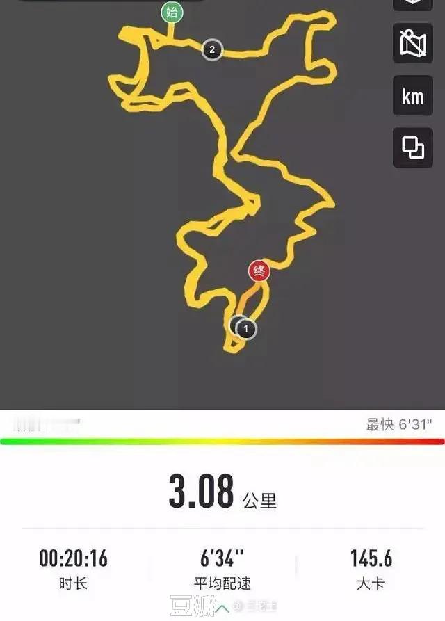 今天去跑步，跑了一会，发现一胖娃尾随在我后面。

我扭头看他，那胖娃向我打招呼：