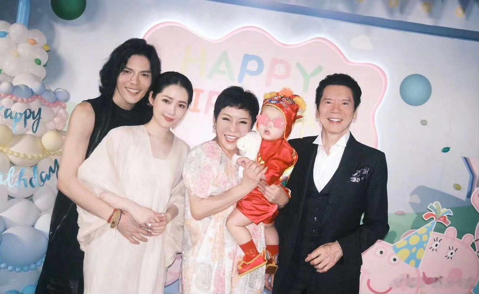 向佐翻看老照片重新认识妈妈 向佐翻看老照片的样子太戳心！透过一张张旧照，他重新认