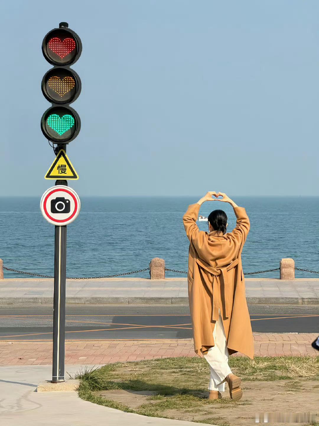 烟台街头偶遇刘敏涛太惊喜！姐先逛苹果文创店爱不释手，再打卡粉黛花海美出圈，转头海