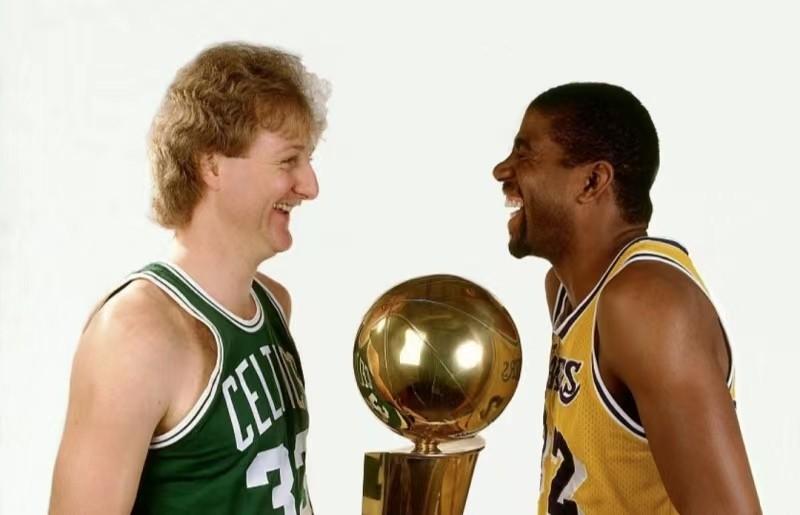 “魔术师”约翰逊VS“大鸟”伯德，当年的“魔鸟大战”谁综合实力更强呢？
生涯常规