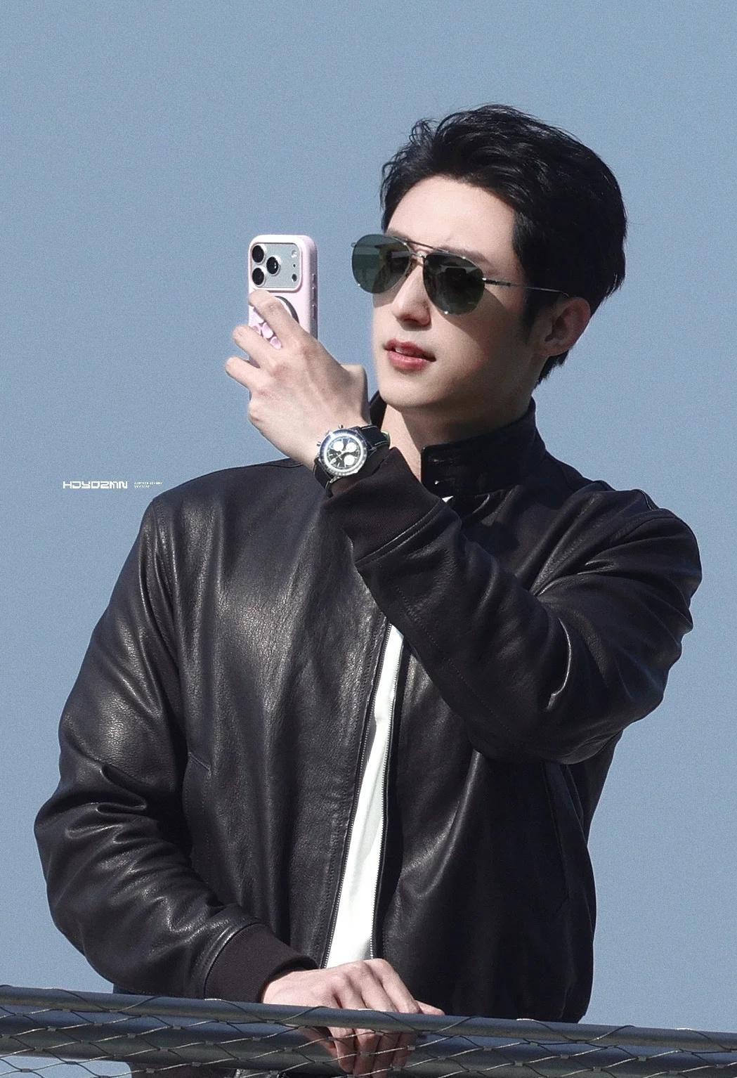 黄景瑜猛男也爱粉色黄景瑜的手机壳是粉色
行走的荷尔蒙 男明星穿搭 黄景瑜 帅出天