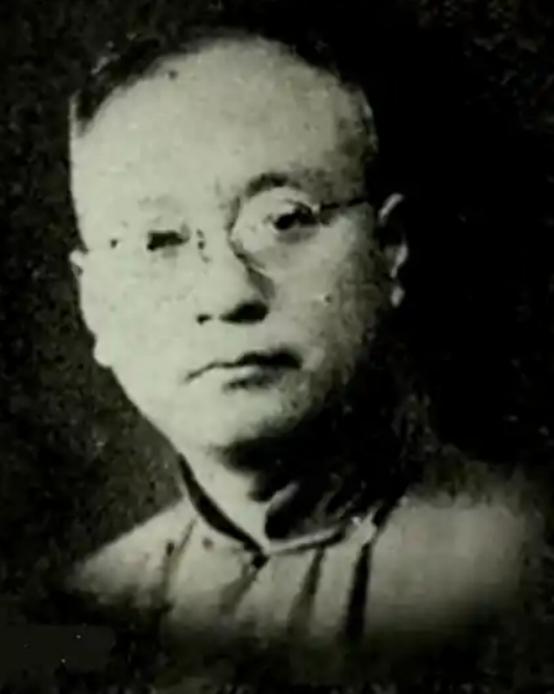 1939年，一汉奸藏到天津一电影院中，“锄奸队”找不到他，灵机一动，让播放员播放