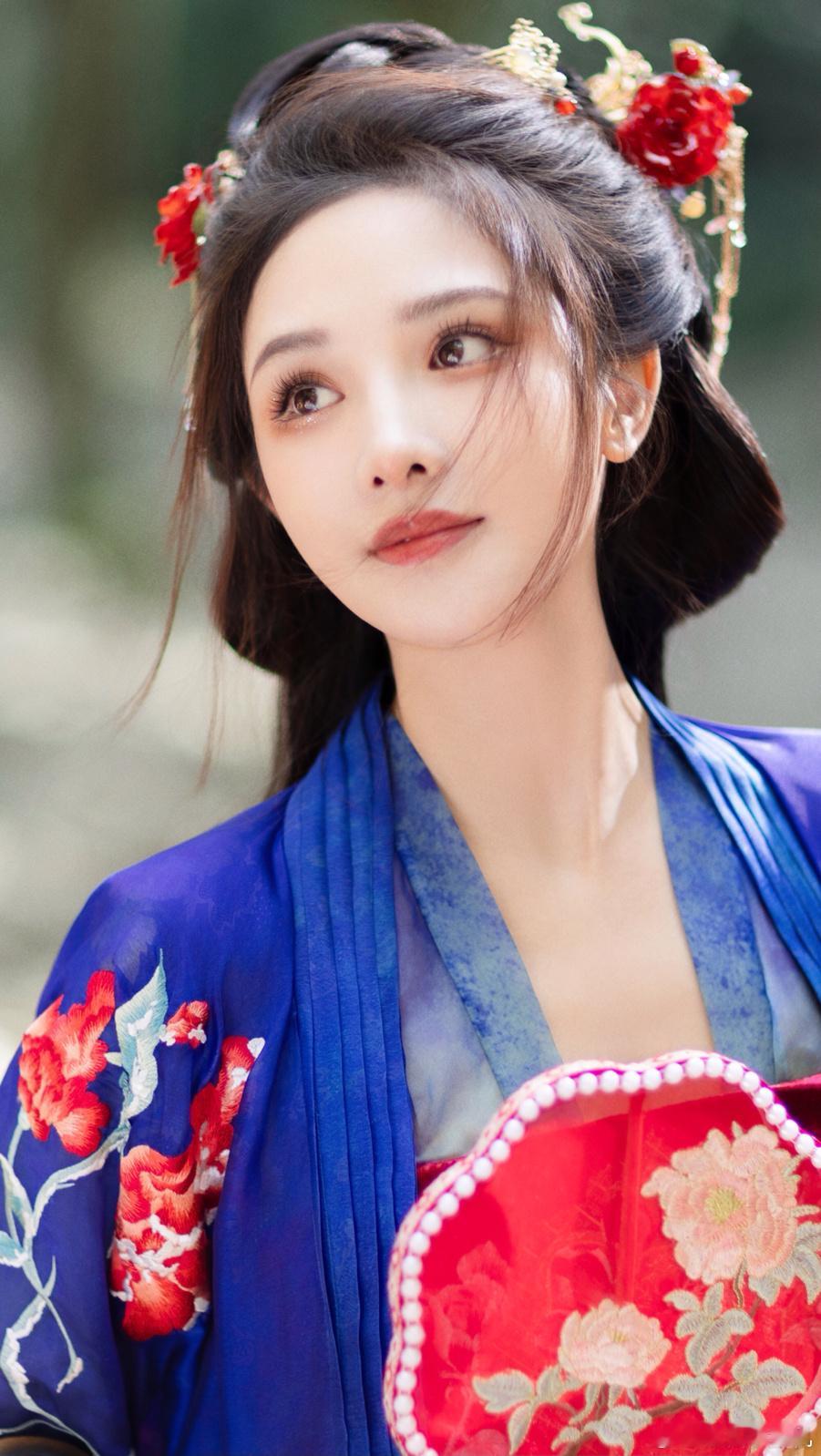 彭小苒 祝你天天加班别的不知道，但这姐彭小苒是真的美啊！ 