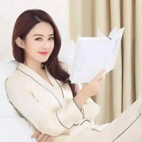 慵懒午后，舒适睡衣，惬意阅读时光。随性睡衣 女生休闲睡衣 女神穿搭睡衣 柔美睡衣