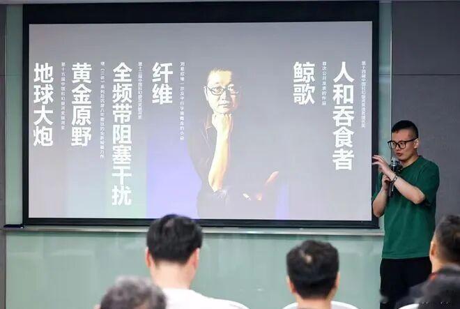 管虎导演电影《全频带阻塞干扰》未能顺利推进，要启动全新电影开发工作，这意思要换导
