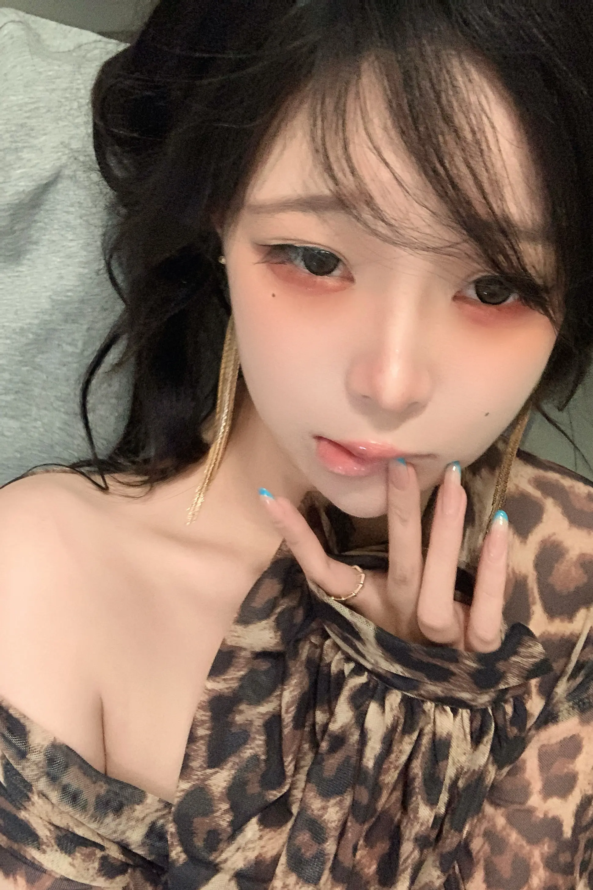 网上立立清醒人设得了 现实谁不想急头白脸的问一句 你到底爱不爱我