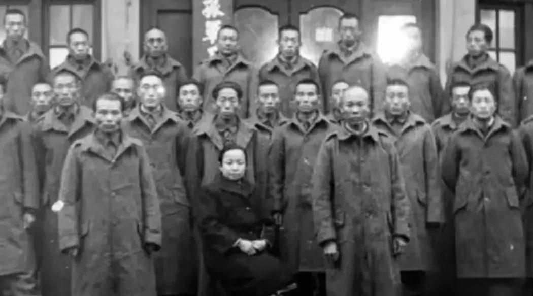 抗战胜利后，谢晋元将军遗孀凌维诚夫人在上海与“八百壮士”残部重逢的合影。画面中，