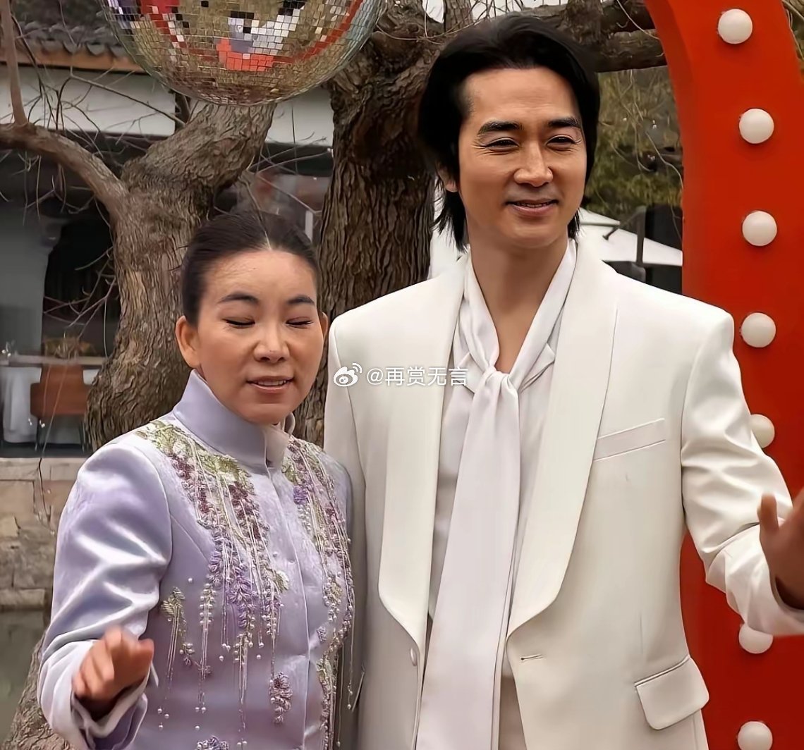 当年和神仙姐姐刘亦菲传过绯闻，还好没有在一起，韩国艺人的花期太短了！ 