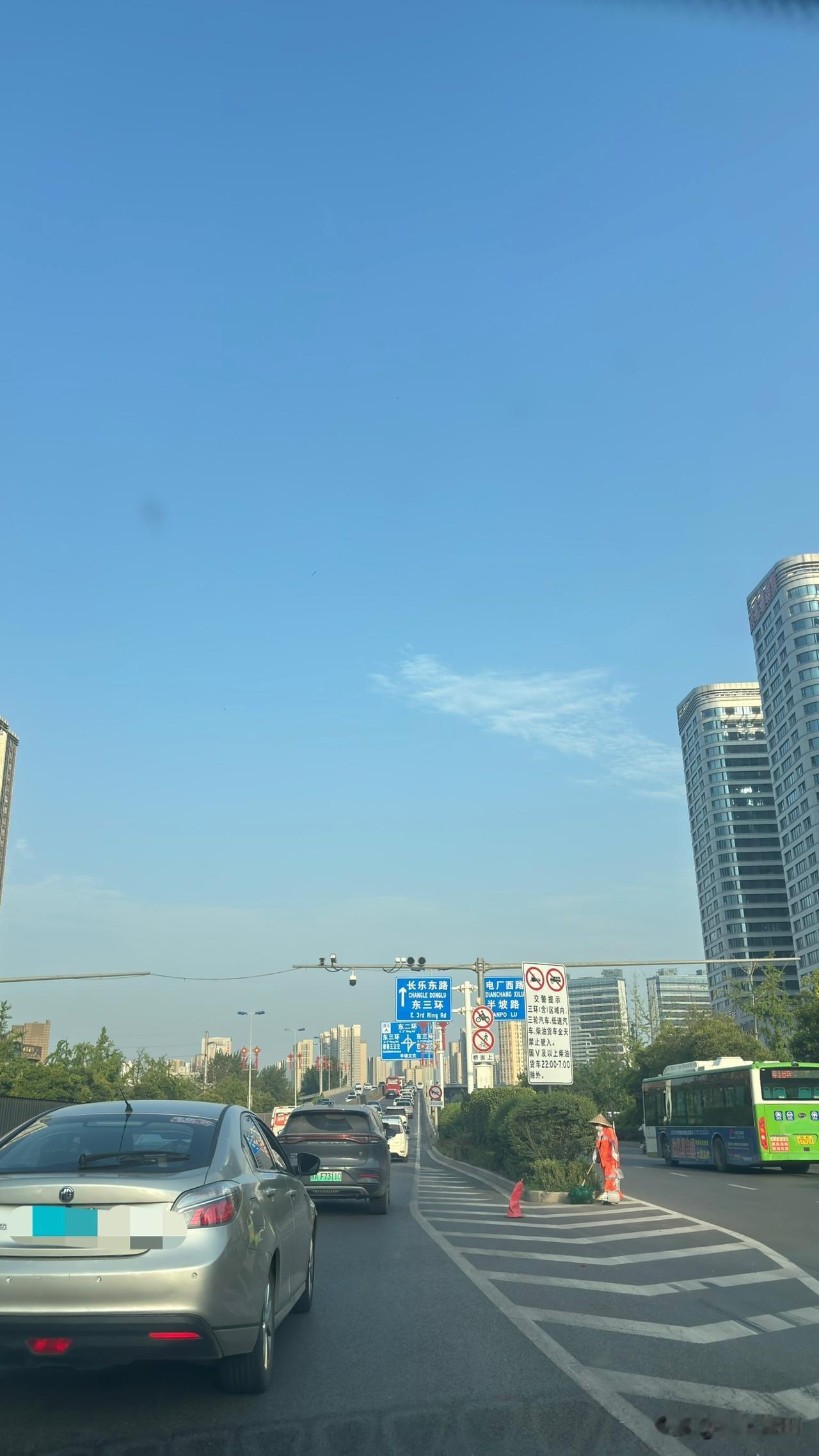西安长乐东路半坡桥这里，部分路段加宽了，不过靠快到转盘那，还是原来的样子，只是中
