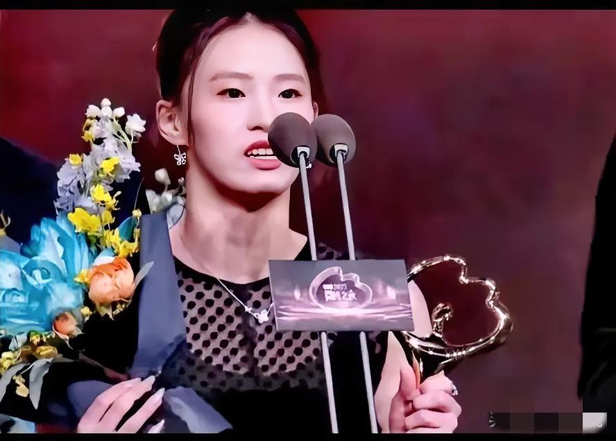 在满是明星大腕的微博之夜，跳水世界冠军陈芋汐往那一站，气场一点不输。她和演员卢昱