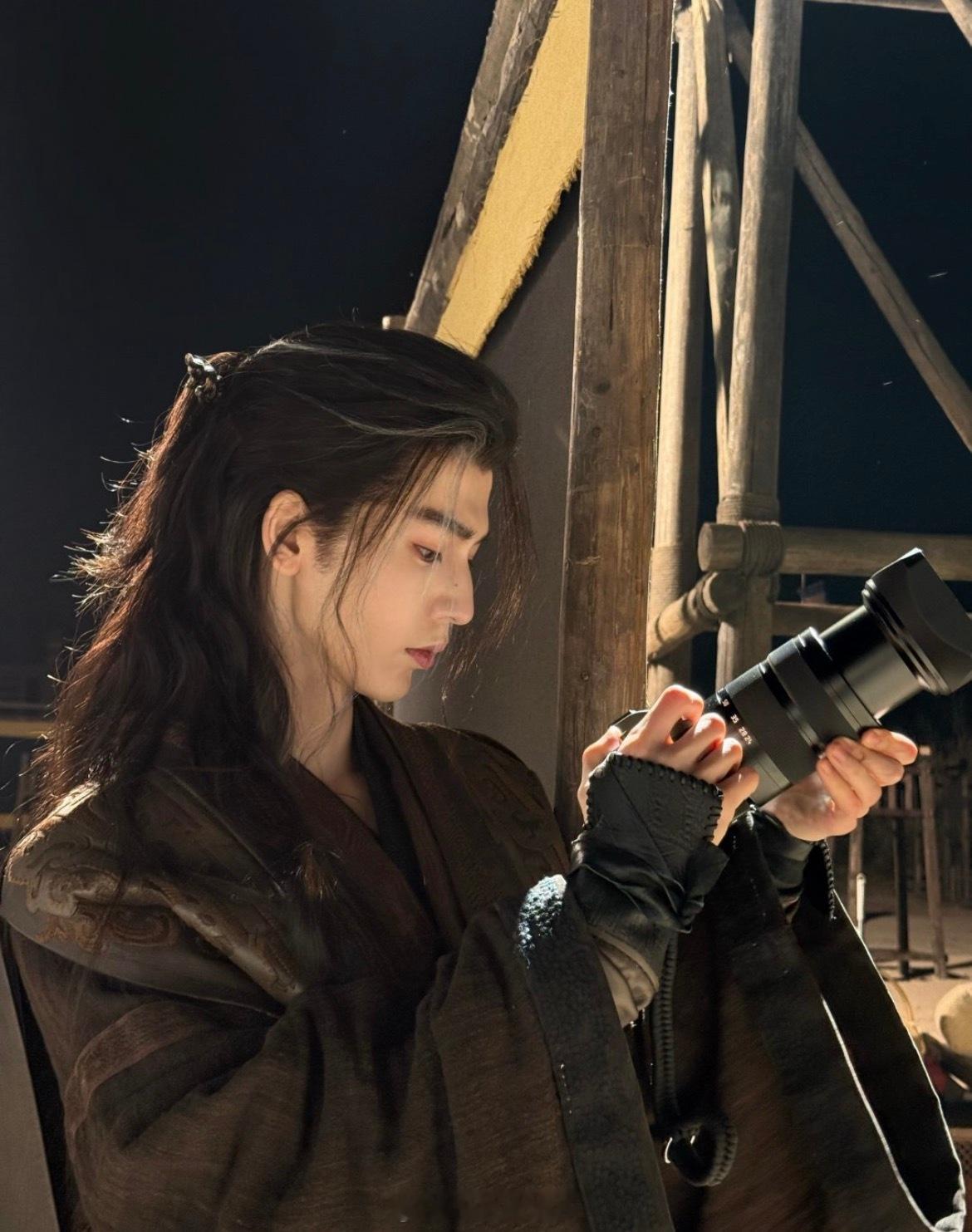 我不行了 网友写论文《如何嫁给张凌赫》 ，你们准备考研啊如何嫁给张凌赫论文发表了