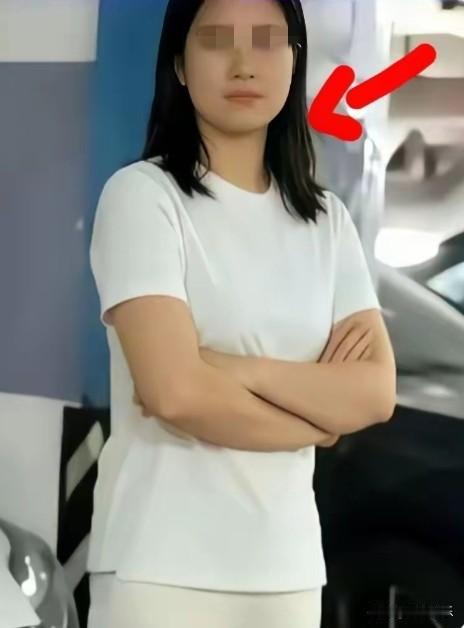 我发现让人膈应的事儿。

就那个霸占车位的女车主，不是占位本身，而是到现在还那股