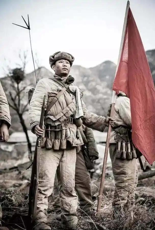在朝鲜战场的对峙阵地上，美军士兵马丁目睹了令他终生难忘的一幕：六名手持红十字旗的