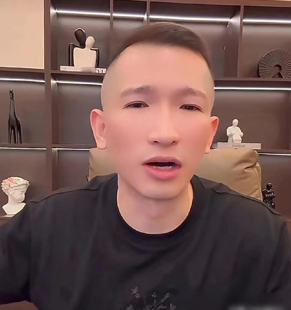 5万块钱，对一个曾经日进斗金的快手顶流来讲，买双鞋都不够。

搁以前谁能想到这五