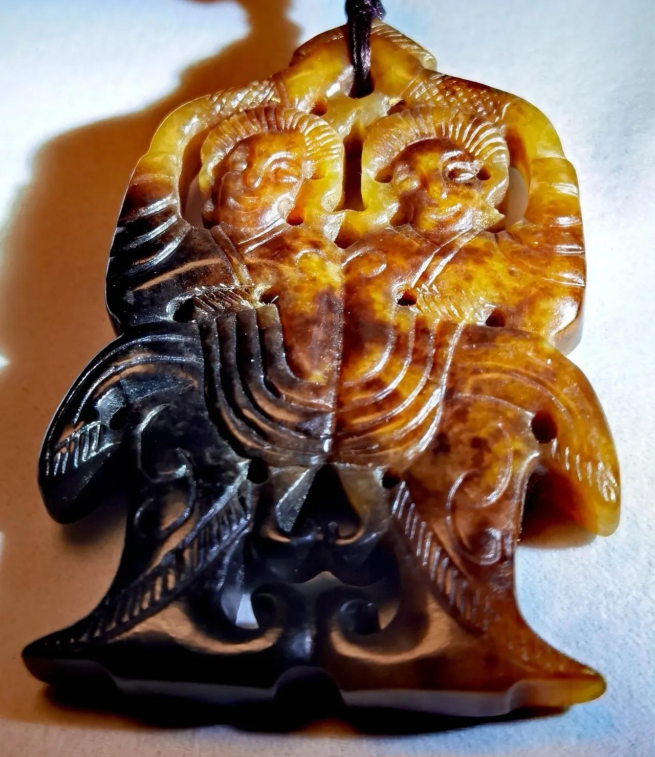 对于高古和田玉雕，
要辨别玉的本色，
我们不妨借助强光灯，
对于和田黄玉来说，