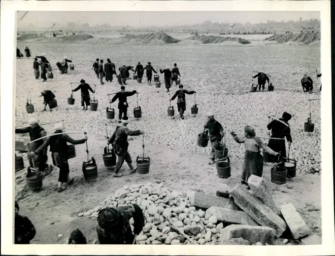 1944年，抢修飞虎队所在的机场。
