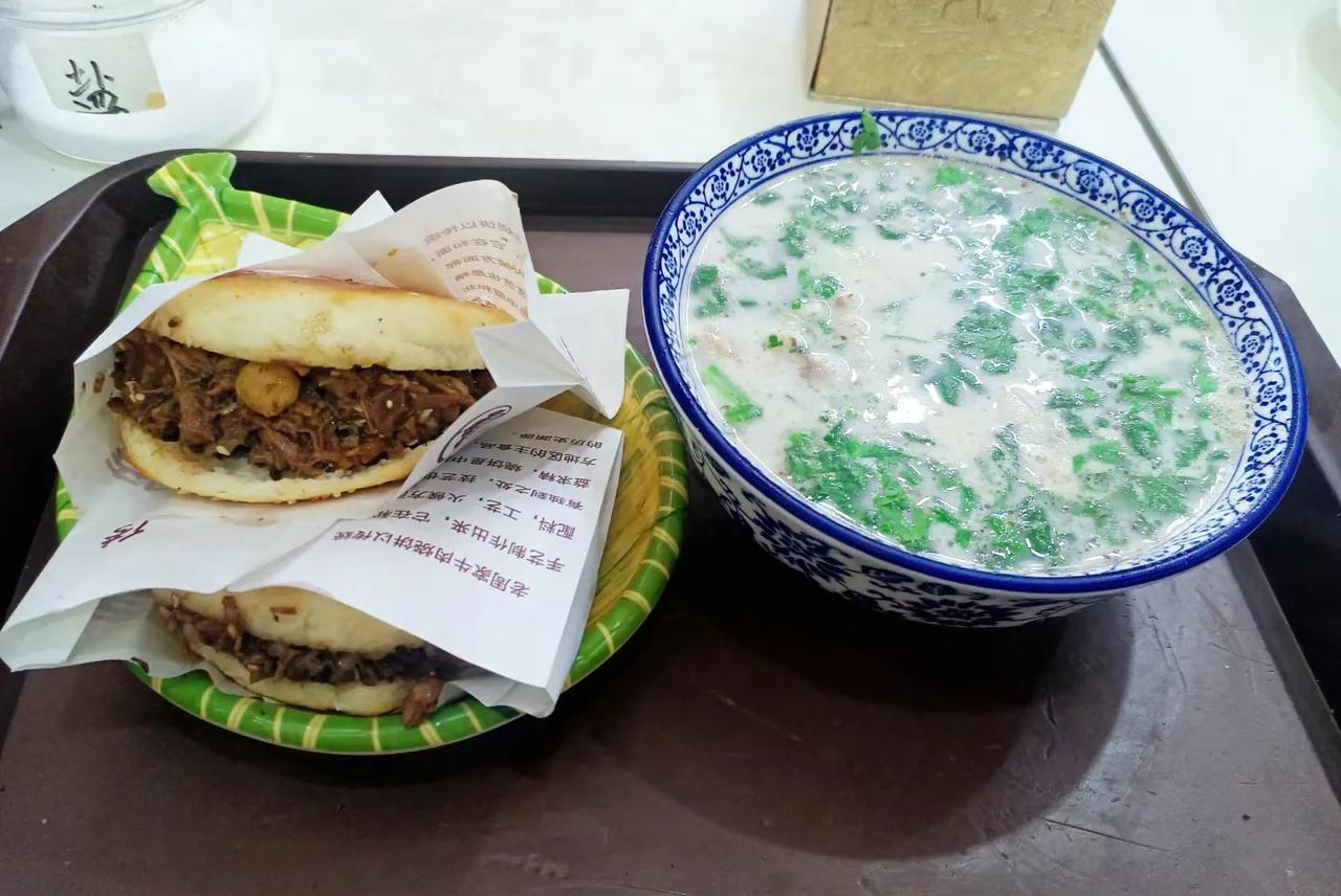 老周家牛肉烧饼
是个清真店，没去的时候在抖音上被乌啦啦种草，想去的时候被朋友同事