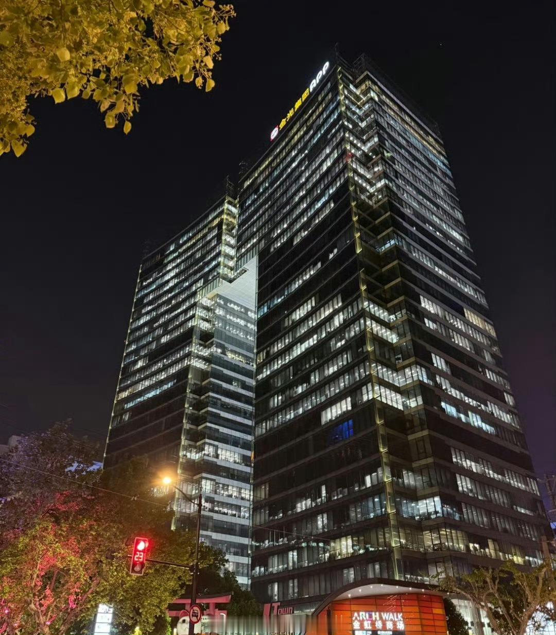 拼多多在上海陆家嘴买了一栋楼大手笔拿下陆家嘴核心写字楼，核心目标是供应链升级扩容