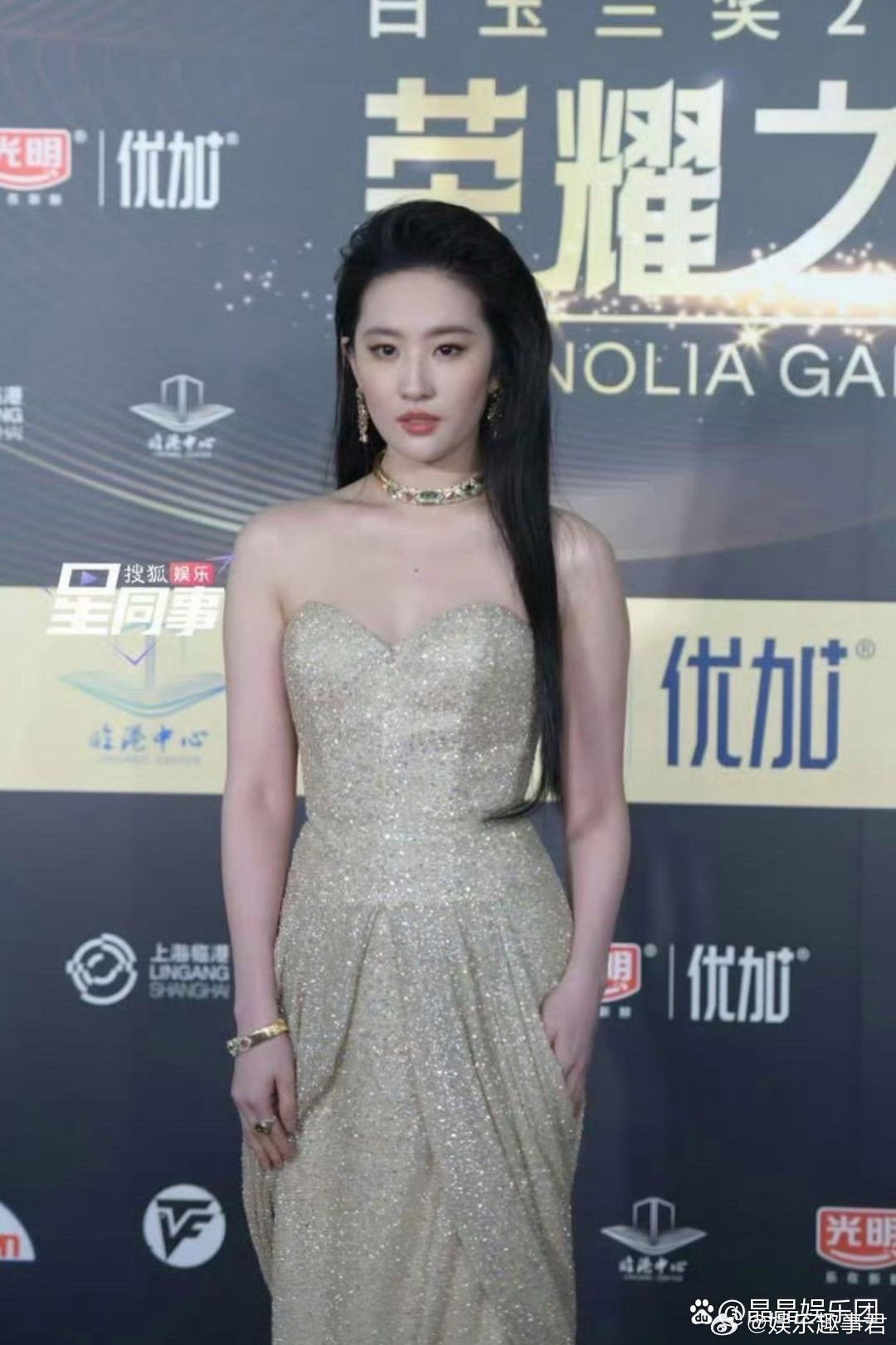 LV 定制 终于有好看的裙子了!刘亦菲亮相白玉兰提名晚宴，刘亦菲白玉兰首套造型太