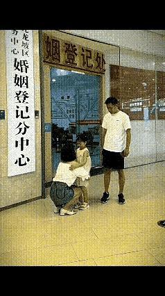 离婚就离婚，悄悄的。孩子不适合这种场合[捂脸]