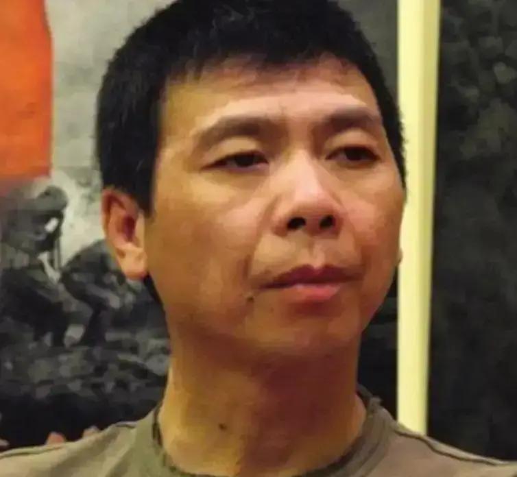 冯小刚这辈子都还不清一笔债。
 
欠他姐姐冯小军的。
 
1970年，母亲中风倒