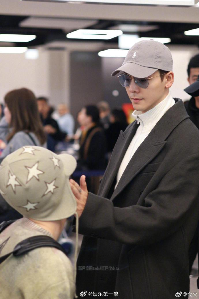 陈伟霆帮范丞丞理头发 友爱捏！ ​​​