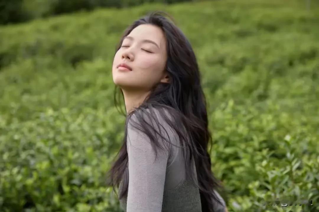 一个人总是仰望和羨慕着别人的幸福，一回头，却发现自己正被仰望和羡慕着。