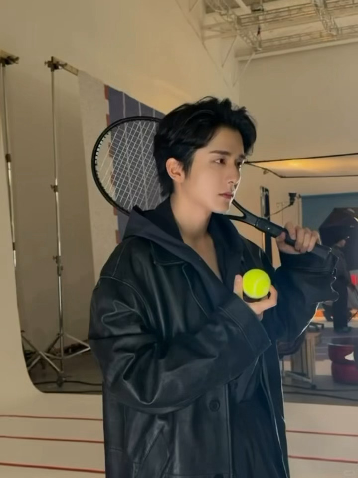 张新成绷带变装反耳我绷不住了 红纱绷带少年感拉满，转眼变身皮衣背头酷飒型男，反差