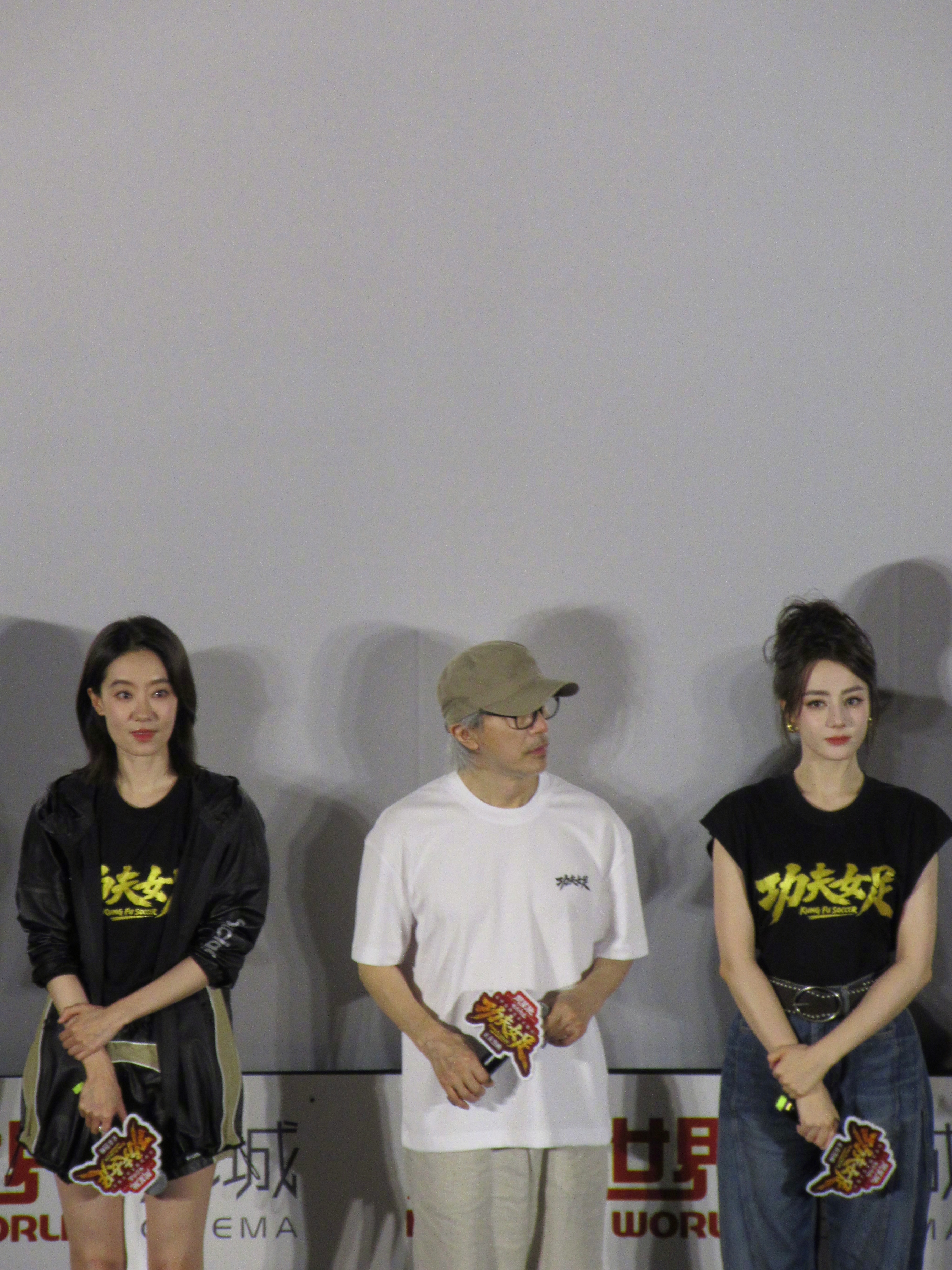 周星驰女足路演感谢观众《功夫女足》天津路演现场，导演周星驰携张小斐、迪丽热巴等演
