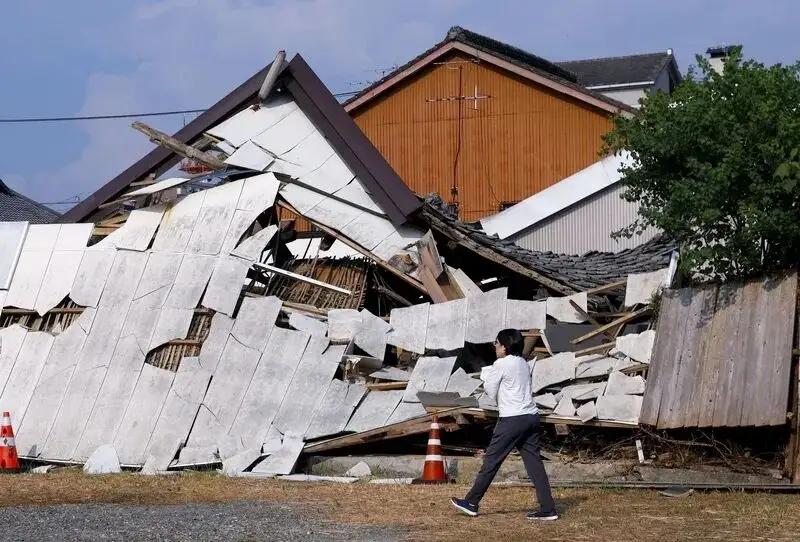 日本熊本地震灾区出现不法人员，冒充自卫队人员，趁着居民撤离洗劫空置民宅与沿街商铺