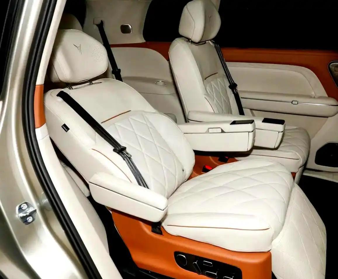 缝线和饰板的拼接工艺也很讲究，据说切割精度达到了0.3毫米，细节处理得不错。
