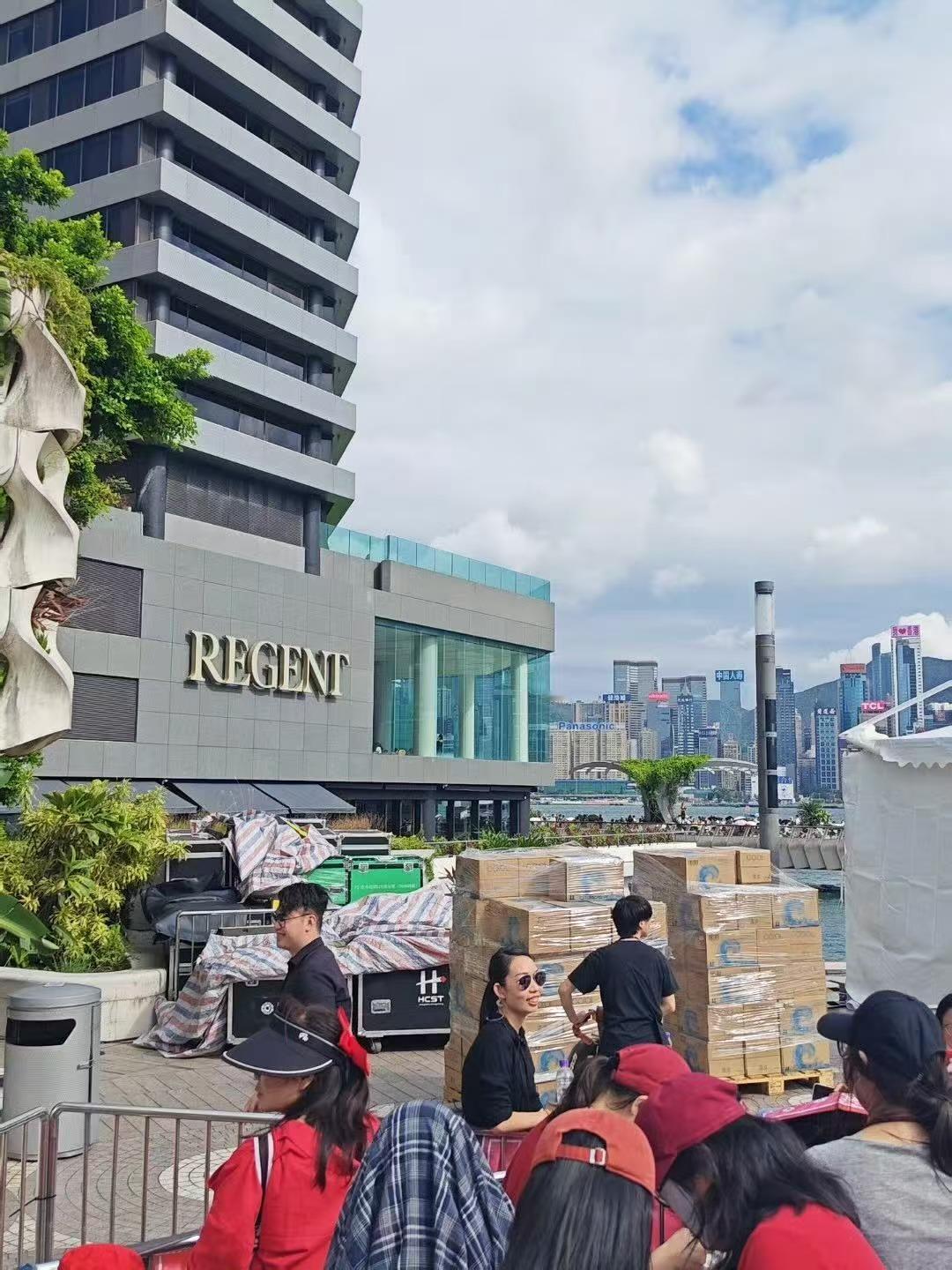 源源不断的水和冰运到活动现场，肖战出席一次线下活动成本太高了[笑哭]，他真的是一