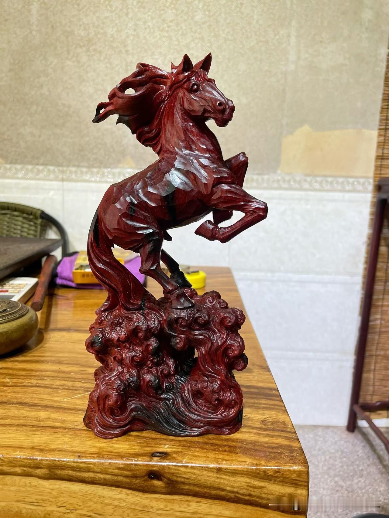 这匹马，有意思的地方，在“没落地”。

小叶紫檀的底子沉稳，油润内敛。整匹马却是