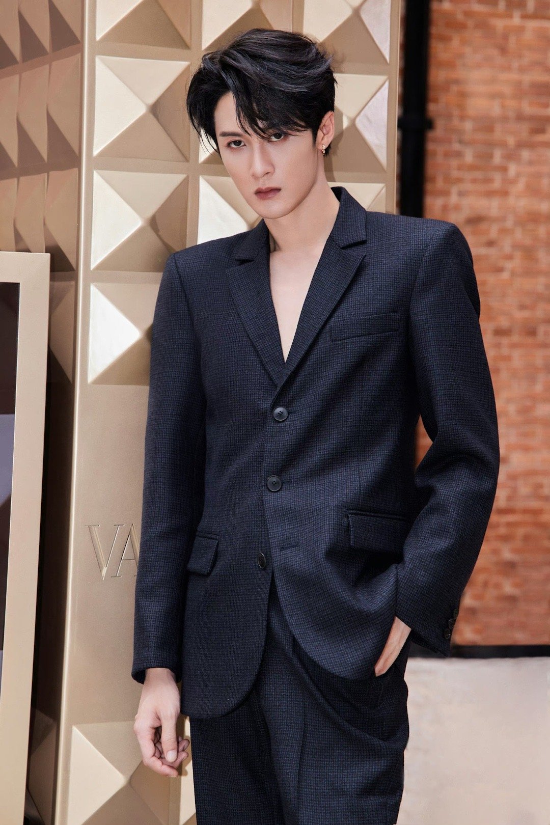 #檀健次V领真空黑西装#檀健次V领真空西装造型🈶！哥你真的富有且大方，快说谢谢