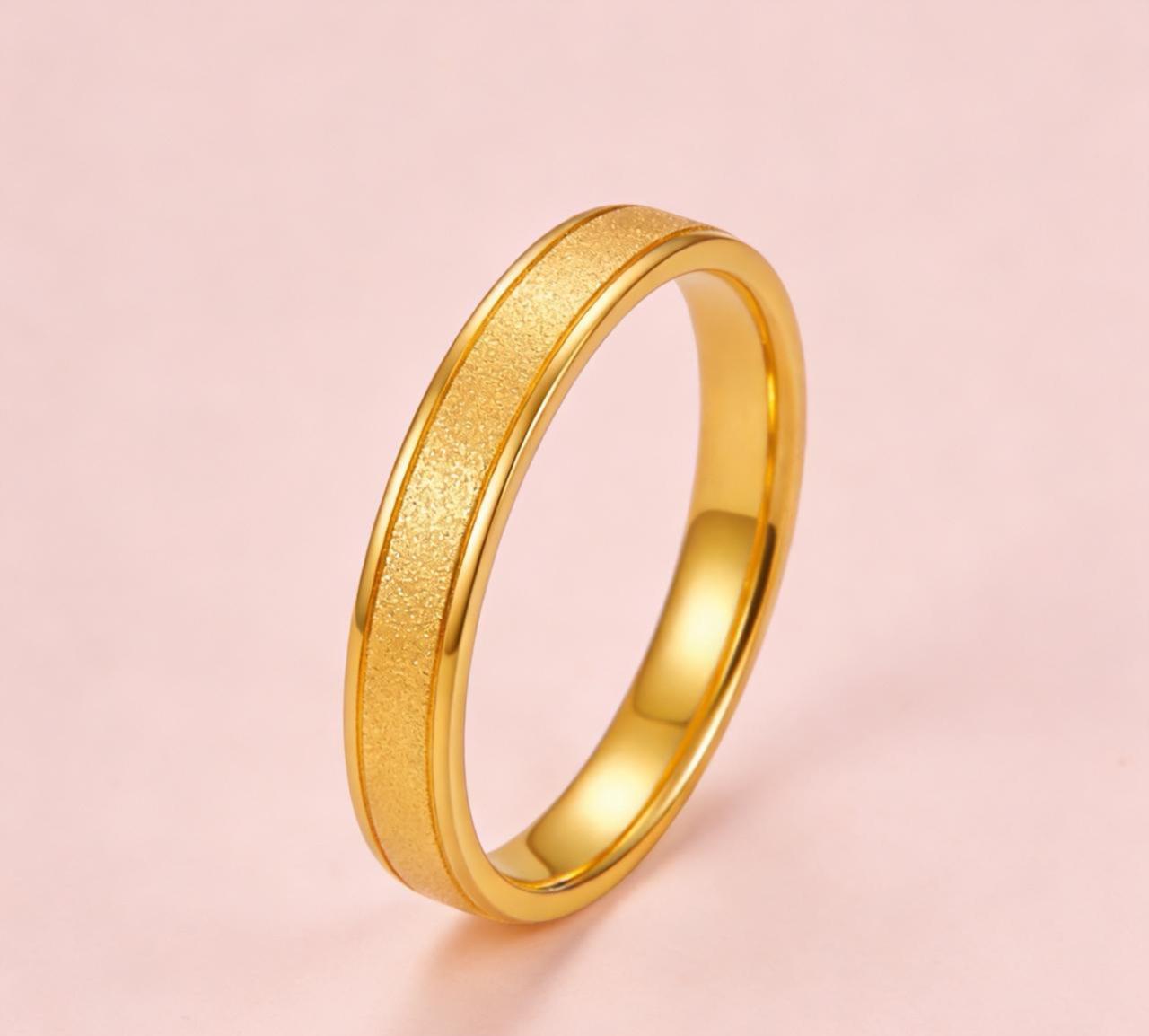 最近逛了几家金店，发现店里都冷冷清清的，基本只有店员在看店。

我觉得原因大概有