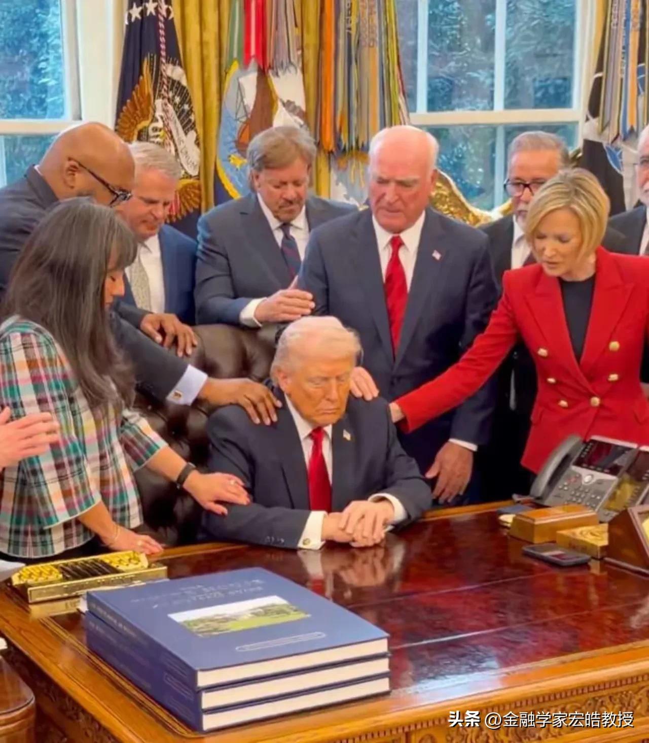 美国网友也知道白宫祷告变全网玩梗，做事前先“求上帝保佑”？
 
看下图，特朗普白