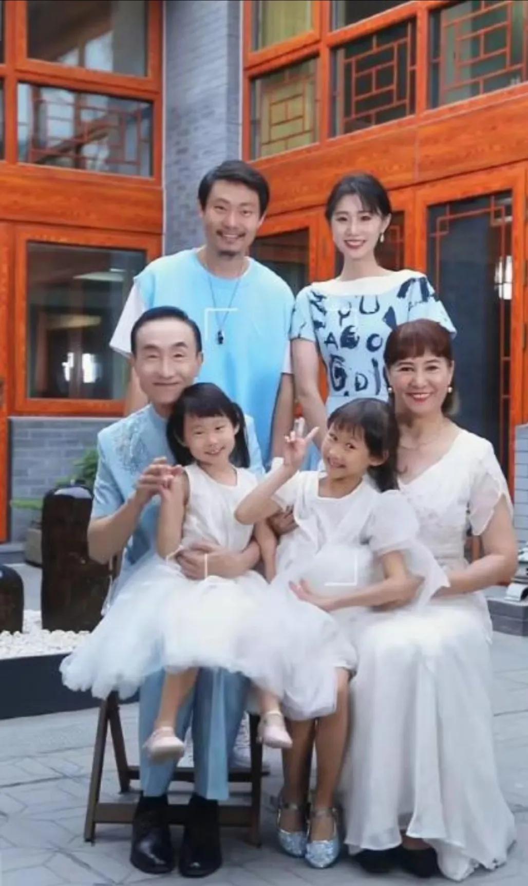 瞧这一家子，太幸福了！

儿子英俊萧洒，儿媳美艳动人。孙女更是活泼可爱。巩汉林这