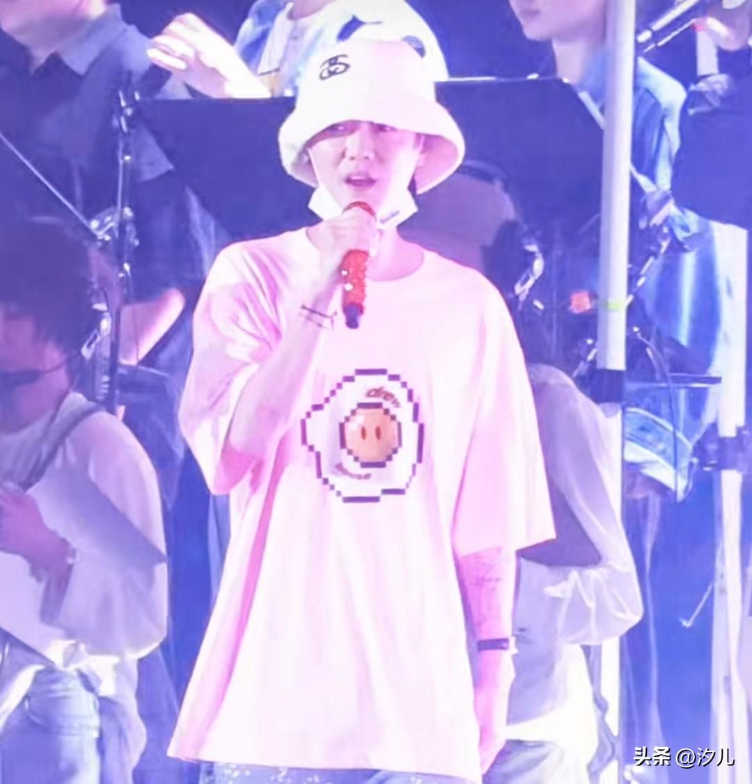 鹿晗给夜排粉丝发吃的


鹿晗贵阳音乐节，给粉丝发酸奶面包棒棒糖，鹿晗挺暖心贴心