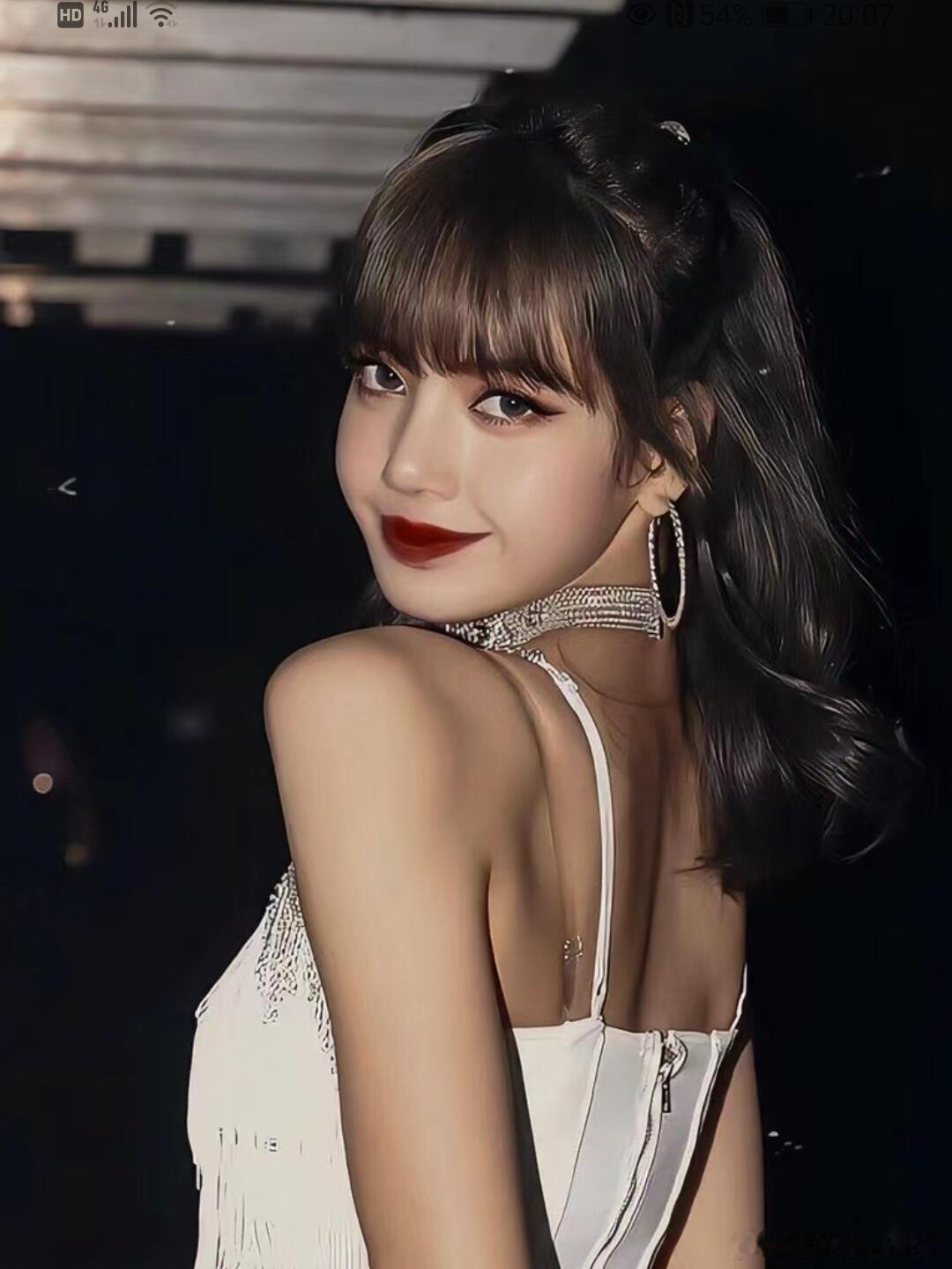 宽松版型的针织外套叠穿内搭，下身配阔腿裤修饰出完美比例，再用棒球帽和运动鞋点缀，