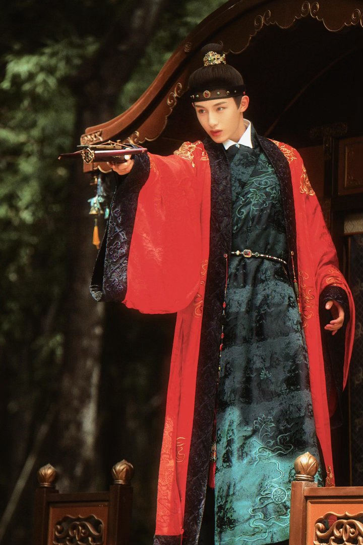 董思成古装太帅了董思成叶限演技 古装美男这个词就是为董思成造的吧，叶限的每个眼神