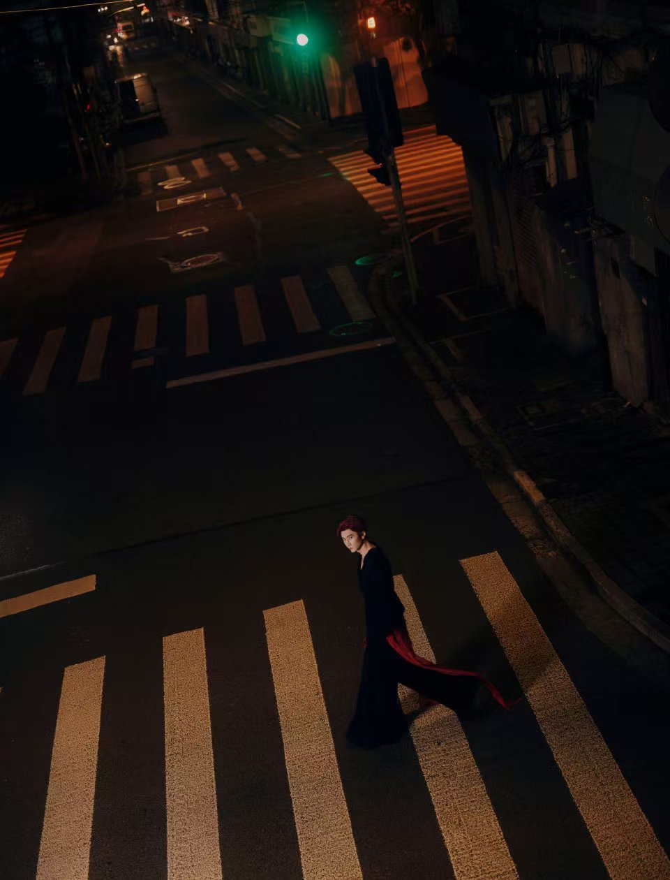 #陈哲远暗夜红发# 陈哲远红发新造型完全就是亮到了我的心里。看到这一次的暗夜红发