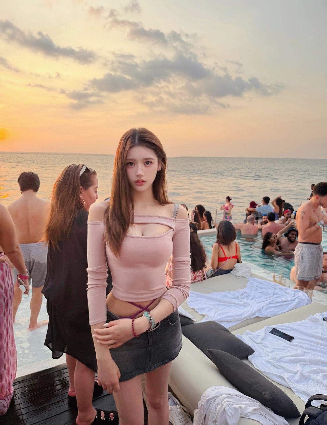 《晚潮派对》
粉衫轻裹小蛮腰，
潮畔金霞落晚潮。
笑语随波人未散，
一肩风月自妖