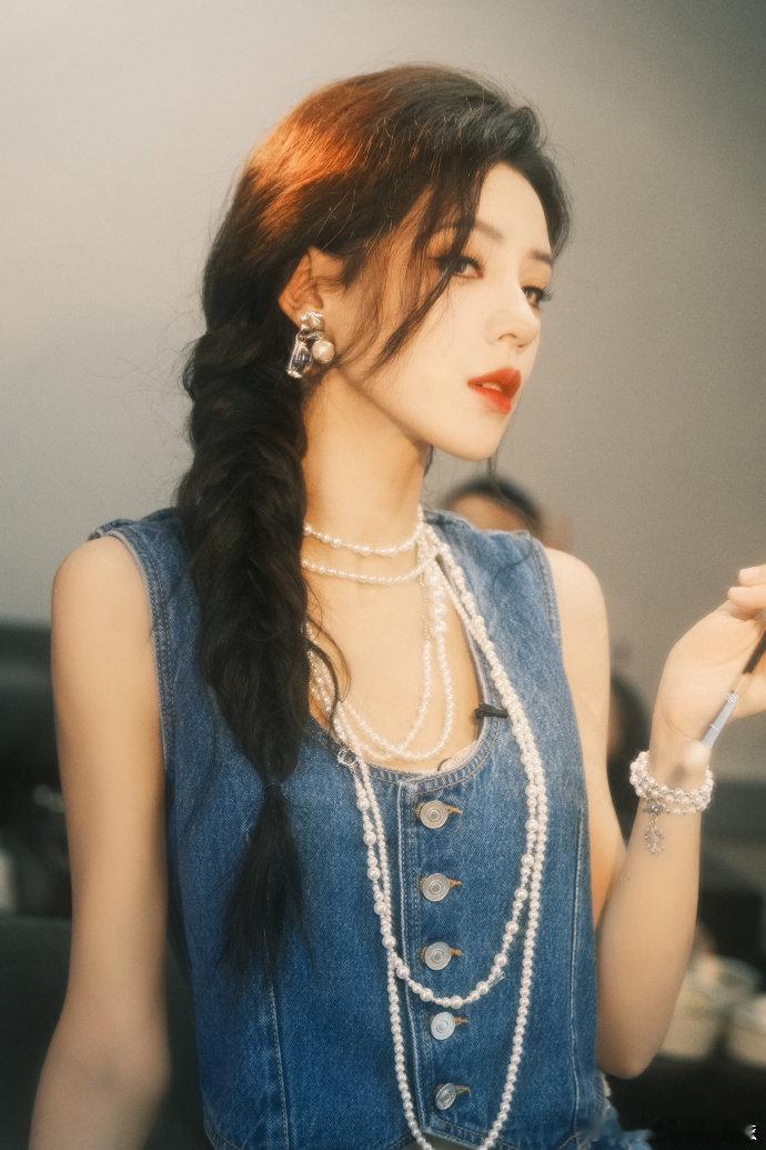 #张予曦抹红唇# 张予曦项链叠戴  九敏真的超好看的啊 真的也太美了 谁能不爱住