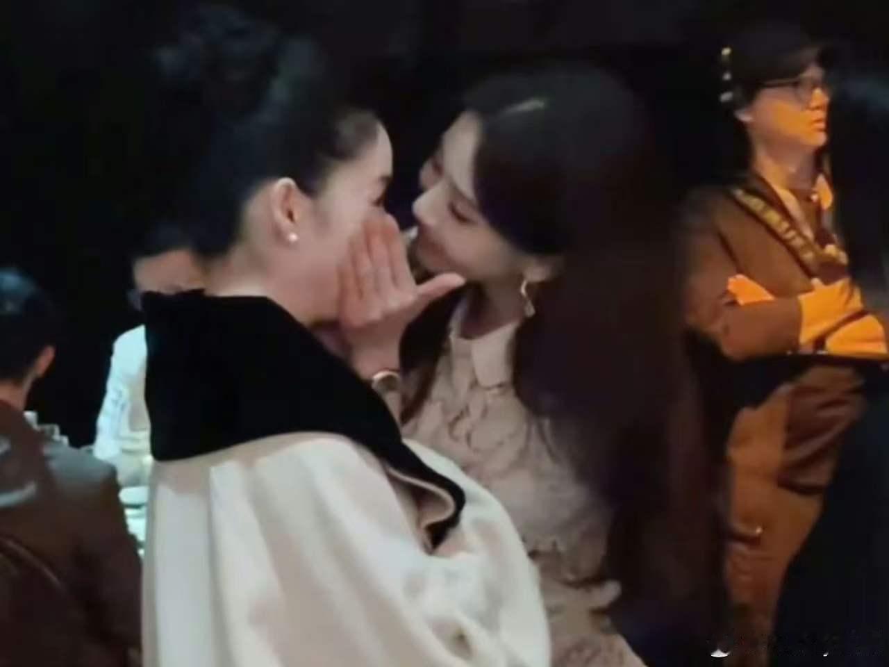 刘诗诗郭晓婷你俩都香香的 五月香香碎片配上暖心留言，两人的互动细节全是小甜蜜，没