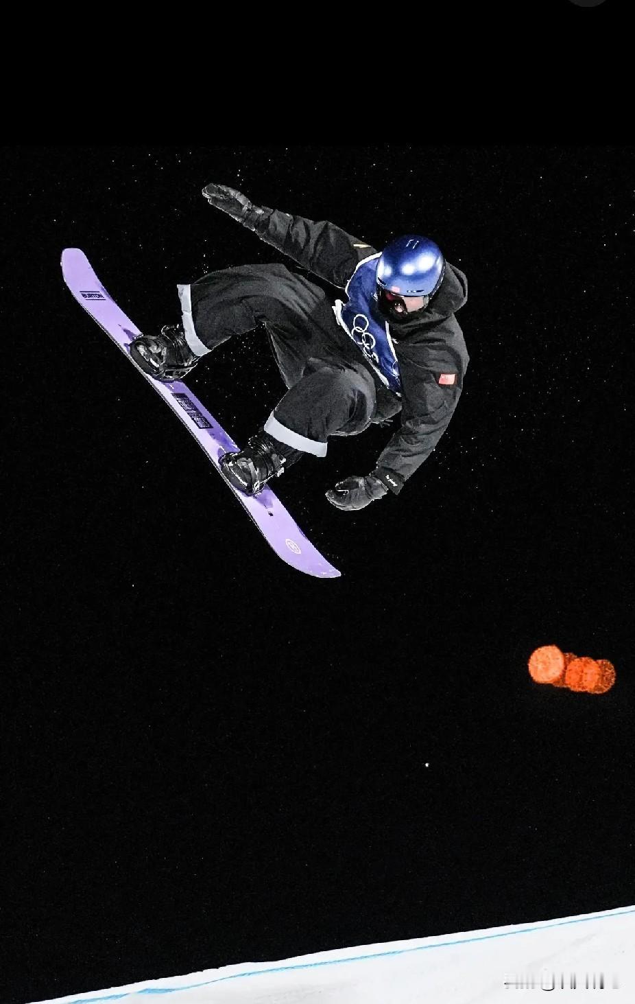 中国奥运冠军苏翊鸣在周四的单板滑雪大跳台资格赛中惊险过关。在米兰-科尔蒂纳冬奥会
