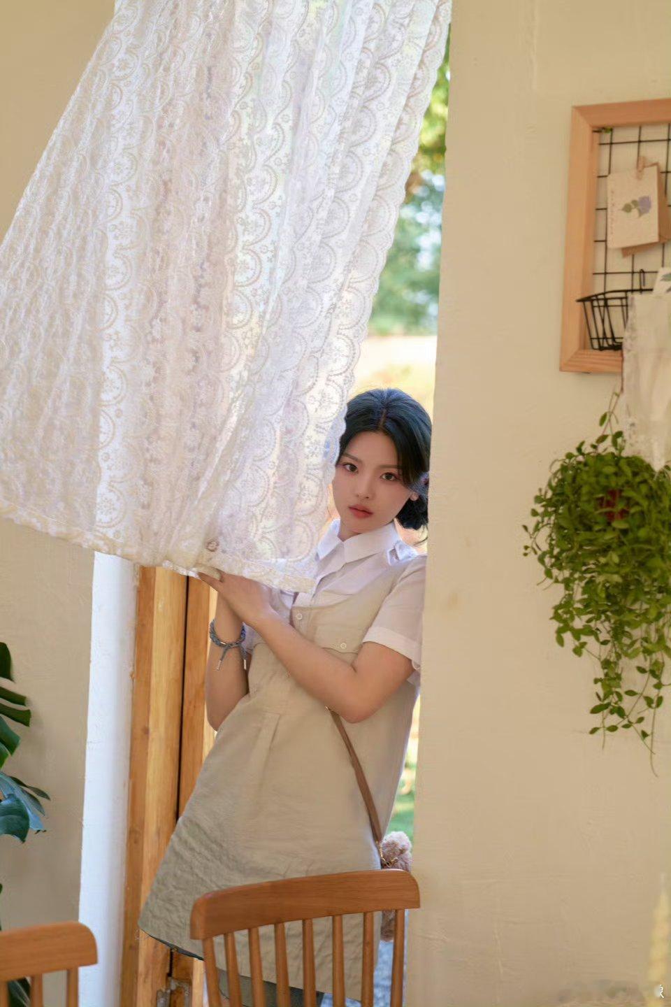 #杨超越小熊发夹#杨超越《盲盒旅行局》 今日份穿搭，白衬衫+背带裙+小熊发夹造型