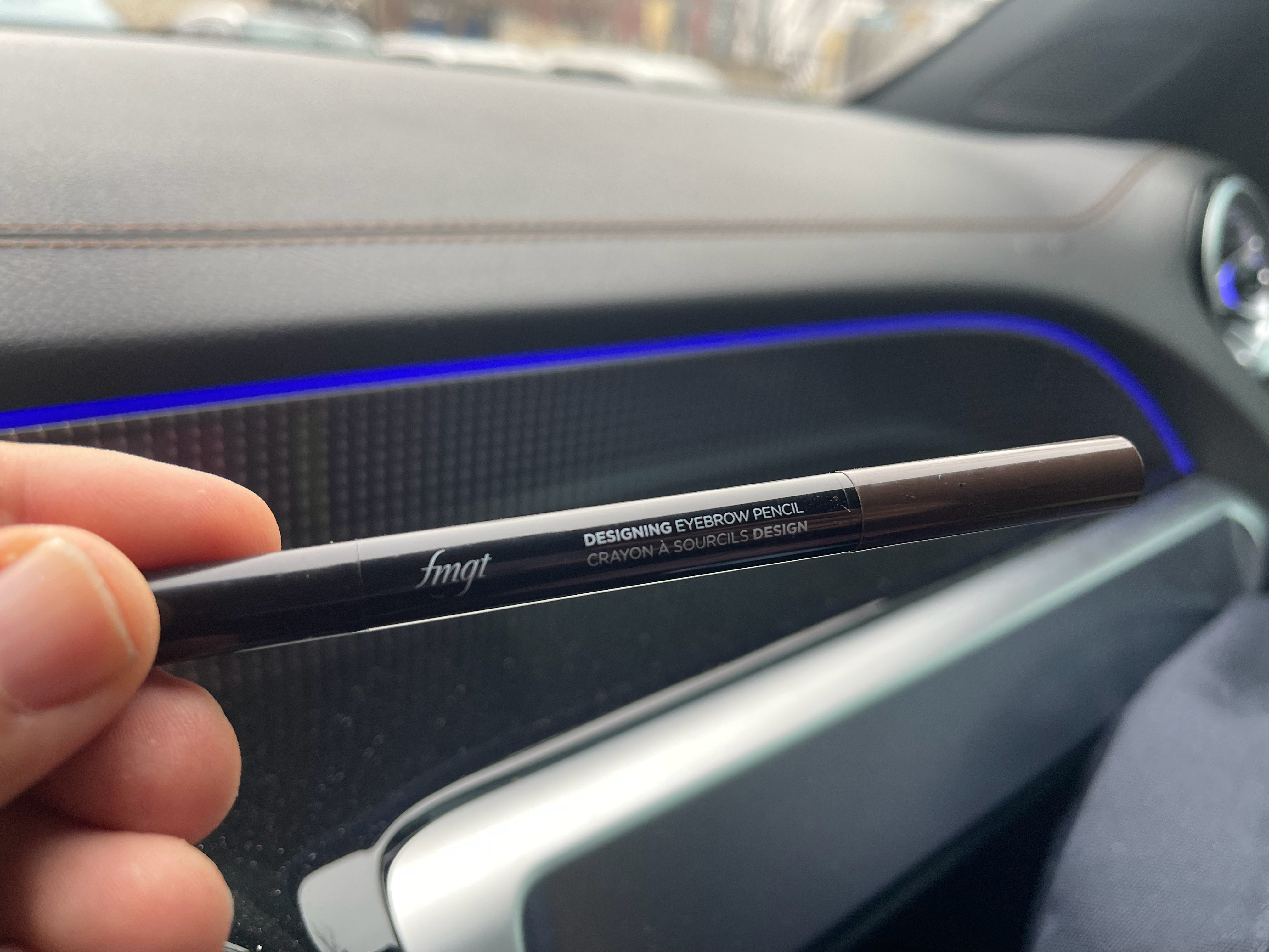 各位女性朋友们，请问这玩意是叫眉笔吗？我车最近没拉过别人，按理说应该是我媳妇的吧