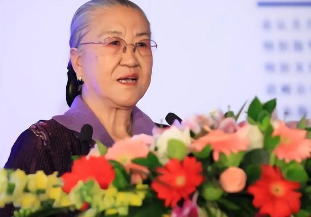 原国防部长耿飚的长女，一夜之间被查封了所有资产，她选择出走美国。在离开时她发誓：