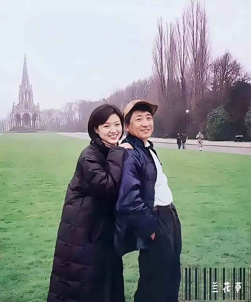 年轻真好！
年轻时的周涛趴在姜昆的肩头拍照留影，青春岁月很美好。
美丽的周涛，美