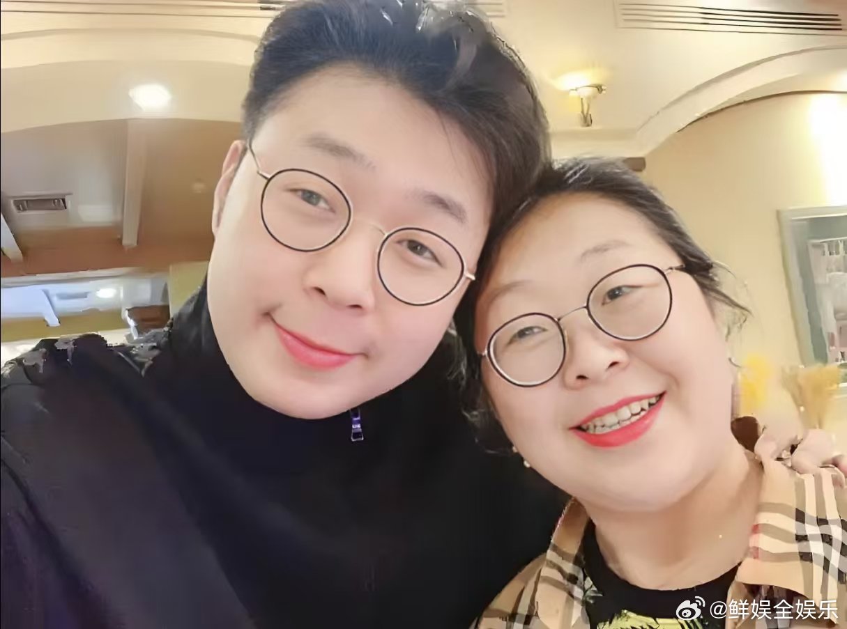 沈梦辰 到底哪个是海涛沈梦辰分享杜海涛与妈妈合照在线发问，母子俩长相高度重合，如